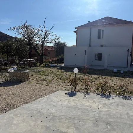Family Con Terrazza E Relax Villa *